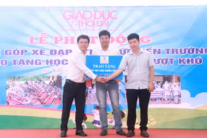 Ngay sau lễ phát động, nhiều tấm lòng hảo tâm đã chung tay quyên góp xe đạp hỗ trợ học sinh nghèo.