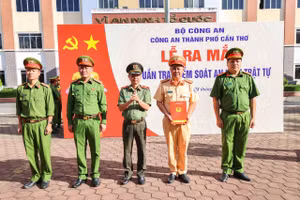 Thiếu tướng Huỳnh Việt Hòa, Giám đốc Công an TP Cần Thơ trao Quyết định thành lập Tổ 198.