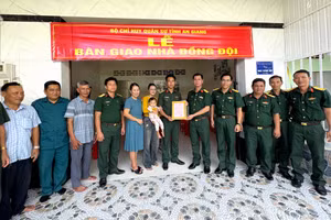 Lễ bàn giao Nhà đồng đội tại xã Bình An, tỉnh An Giang. Ảnh: Phương Vũ.