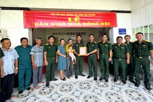 Lễ bàn giao Nhà đồng đội tại xã Bình An, tỉnh An Giang. Ảnh: Phương Vũ.