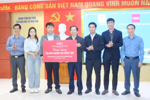 Giám đốc Sở GD&ĐT Hà Tĩnh Bùi Nhân Sâm nhận biểu trưng hỗ trợ dụng cụ học tập cho học sinh vùng lũ.