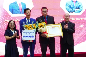 PGS.TS Võ Văn Thắng (cầm bảng tượng trưng) và TS Nguyễn Trung Hiếu vinh dự nhận Giải thưởng khoa học Trần Văn Giàu.