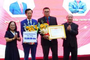 PGS.TS Võ Văn Thắng (cầm bảng tượng trưng) và TS Nguyễn Trung Hiếu vinh dự nhận Giải thưởng khoa học Trần Văn Giàu.