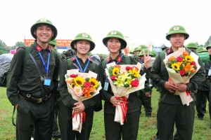 Các thanh niên Cần Thơ hăng hái lên đường nhập ngũ.