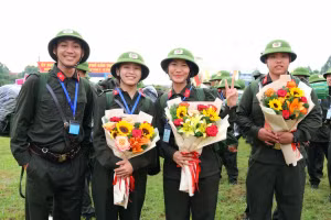 Các thanh niên Cần Thơ hăng hái lên đường nhập ngũ.