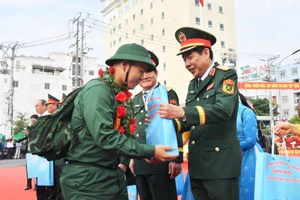 Thượng tướng Nguyễn Văn Gấu, Thứ trưởng Bộ Quốc phòng, chúc mừng thanh niên lên đường nhập ngũ.