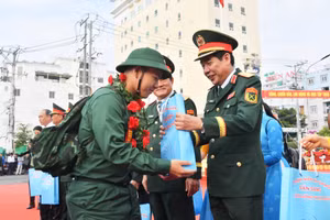 Thượng tướng Nguyễn Văn Gấu, Thứ trưởng Bộ Quốc phòng, chúc mừng thanh niên lên đường nhập ngũ.