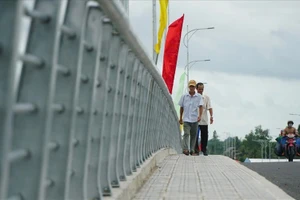 Cầu, đường giao thông tại Phong Điền được xây dựng, nâng cấp khang trang. Ảnh: Yến Phương