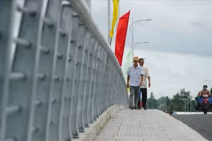 Cầu, đường giao thông tại Phong Điền được xây dựng, nâng cấp khang trang. Ảnh: Yến Phương