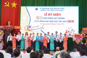 Tặng hoa tri ân Ban Giám hiệu nhà trường qua các thời kỳ. Ảnh: Yến Phương.