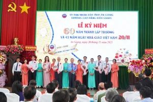 Tặng hoa tri ân Ban Giám hiệu nhà trường qua các thời kỳ. Ảnh: Yến Phương.