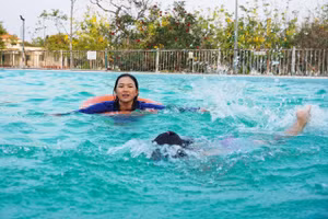 Cô Ngọc Quý đã duy trì lớp dạy bơi miễn phí cho trẻ em ở Cần Thơ suốt gần 10 năm. Ảnh: Yến Phương.