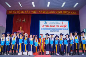 Trường Đại học Đồng Tháp trao bằng tốt nghiệp cho 61 tân cử nhân đào tạo theo đơn đặt hàng của tỉnh Tây Ninh.
