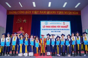 Trường Đại học Đồng Tháp trao bằng tốt nghiệp cho 61 tân cử nhân đào tạo theo đơn đặt hàng của tỉnh Tây Ninh.