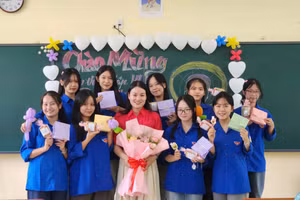 Cô Phan Thị Hồng Cẩm và đội tuyển học sinh giỏi Văn Trường THPT Nguyễn Thị Minh Khai.