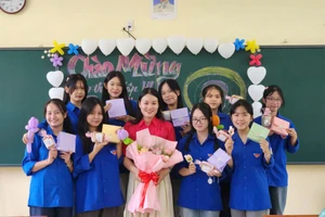 Cô Phan Thị Hồng Cẩm và đội tuyển học sinh giỏi Văn Trường THPT Nguyễn Thị Minh Khai.