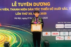 Hồ Văn Kiên (dân tộc Chứt, Hà Tĩnh) tại Lễ tuyên dương học sinh, sinh viên, thanh niên dân tộc thiểu số xuất sắc, tiêu biểu 2025.