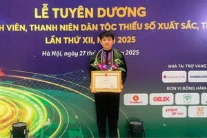 Hồ Văn Kiên (dân tộc Chứt, Hà Tĩnh) tại Lễ tuyên dương học sinh, sinh viên, thanh niên dân tộc thiểu số xuất sắc, tiêu biểu 2025.