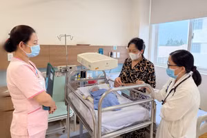 Nhờ phác đồ điều trị phù hợp và theo dõi sát, tình trạng hô hấp của trẻ sơ sinh dần ổn định. Ảnh: BVCC.