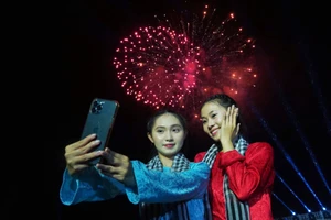 Màn trình diễn bắn pháo hoa tầm cao tại Cần Thơ vào tối 2/9 thu hút rất đông người dân và du khách. (Ảnh: Yến Phương)