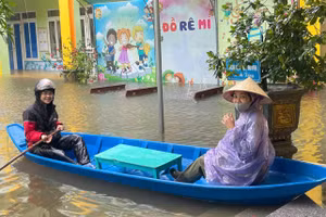 Giáo viên Trường Mầm non Cẩm Vịnh chèo thuyền đến trường.