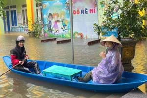Giáo viên Trường Mầm non Cẩm Vịnh chèo thuyền đến trường.