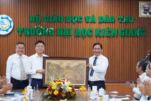 Đại diện Nhà trường tặng quà Phó Thủ tướng Lê Thành Long. 