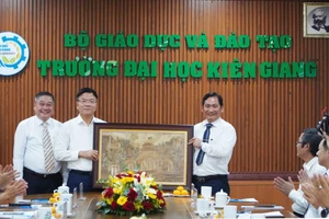 Đại diện Nhà trường tặng quà Phó Thủ tướng Lê Thành Long. 