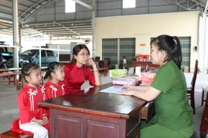 Lực lượng Cảnh sát Quản lý hành chính về TTXH Công an tỉnh An Giang tiếp nhận hồ sơ, cấp CCCD cho người dân xuyên Tết.