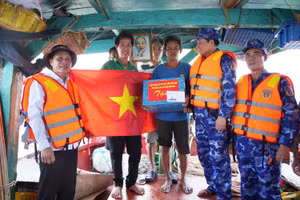 Thiếu tướng Trần Văn Xuân, Phó Chính ủy Cảnh sát biển Việt Nam, động viên và tặng quà ngư dân đang khai thác hải sản trên biển.