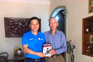 Đại tá, Anh hùng lực lượng vũ trang Nhân dân Nguyễn Viết Sinh (bên phải) người được mệnh danh là “Kiện tướng gùi hàng trên đường Trường Sơn”.