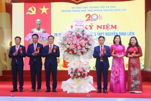 Lãnh đạo tỉnh tặng hoa chúc mừng Trường THPT Nguyễn Đình Liễn kỷ niệm 20 năm thành lập.