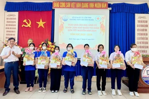 Nhà trường trao quà cho học sinh có hoàn cảnh khó khăn, tiếp bước các em đến trường.