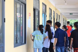 Thí sinh Hà Tĩnh xem số báo danh tại các điểm thi.