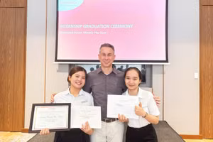 Nữ sinh Thảo Nguyên (bên trái).