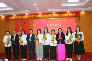 Lãnh đạo tỉnh và Sở GD&ĐT tặng hoa chúc mừng các học sinh tham gia Kỳ thi chọn HSG quốc gia năm 2025.