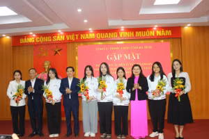 Lãnh đạo tỉnh và Sở GD&ĐT tặng hoa chúc mừng các học sinh tham gia Kỳ thi chọn HSG quốc gia năm 2025.