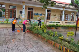 Các trường học phân công túc trực 24/24 theo dõi tình hình mưa lũ.