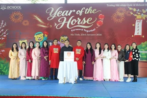 Giáo viên Trường Hội nhập quốc tế iSchool Hà Tĩnh chung tay quyên góp hỗ trợ học sinh nghèo đón Tết.