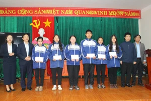 Ngành Giáo dục Hà Tĩnh sẻ chia Tết cùng giáo viên, học sinh khó khăn.