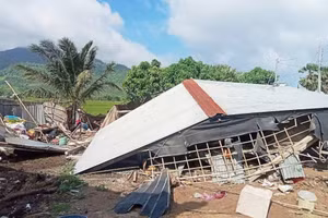 Hàng chục căn nhà bị tốc mái hoàn toàn ở An Giang.