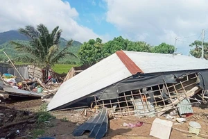 Hàng chục căn nhà bị tốc mái hoàn toàn ở An Giang.