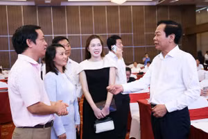 Ông Đỗ Thanh Bình, Bí thư Thành ủy Cần Thơ, trò chuyện cùng đại diện các doanh nghiệp, nhà đầu tư. (Ảnh: Trung Phạm).