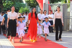 Học lớp 1 Hà Tĩnh háo hức trong ngày tựu trường.