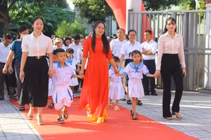 Học lớp 1 Hà Tĩnh háo hức trong ngày tựu trường.