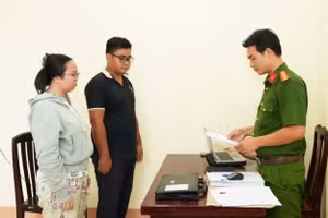 Hai đối tượng bị khởi tố về tội “Lừa đảo chiếm đoạt tài sản”. Ảnh: Công an TP Cần Thơ.