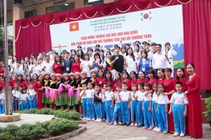 Thầy cô giáo và học sinh, sinh viên chụp ảnh lưu niệm. 