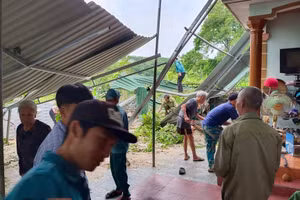 Người dân khắc phục thiệt hại sau trận lốc xoáy.