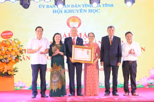 Hội Khuyến học Hà Tĩnh đón nhận Huân chương Lao động hạng Nhất.