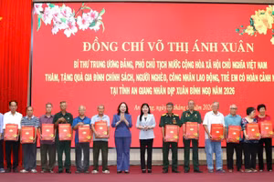 Phó Chủ tịch nước Võ Thị Ánh Xuân và bà Trần Thị Thanh Hương, Phó Bí thư Tỉnh ủy, Trưởng Đoàn Đại biểu Quốc hội tỉnh, Chủ tịch Ủy ban MTTQ Việt Nam tỉnh, tặng quà các hộ gia đình chính sách.